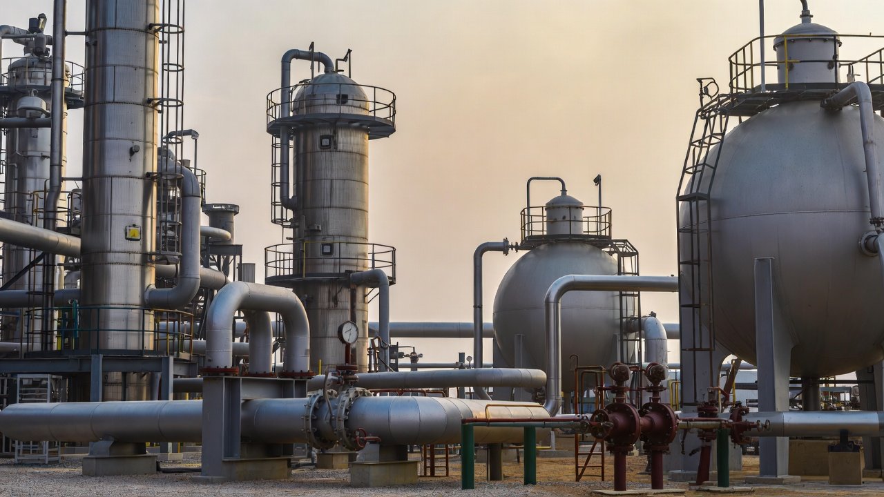Petrochemicals Trading – Naphtha, Base Oils, Bitumen